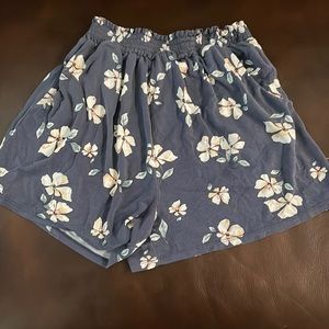 High waisted shorts with pockets